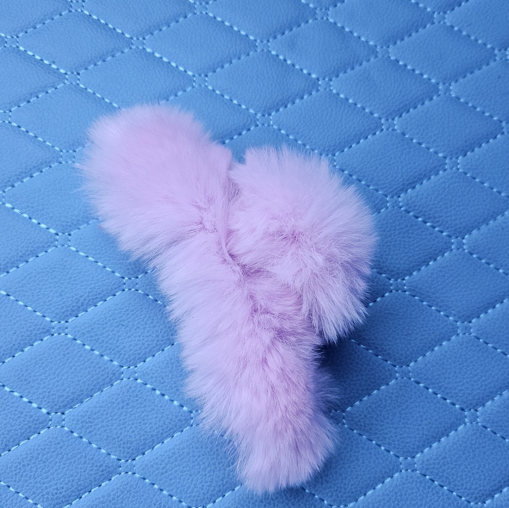 NWOT SKIMS Pink Fuzzy Claw Clip